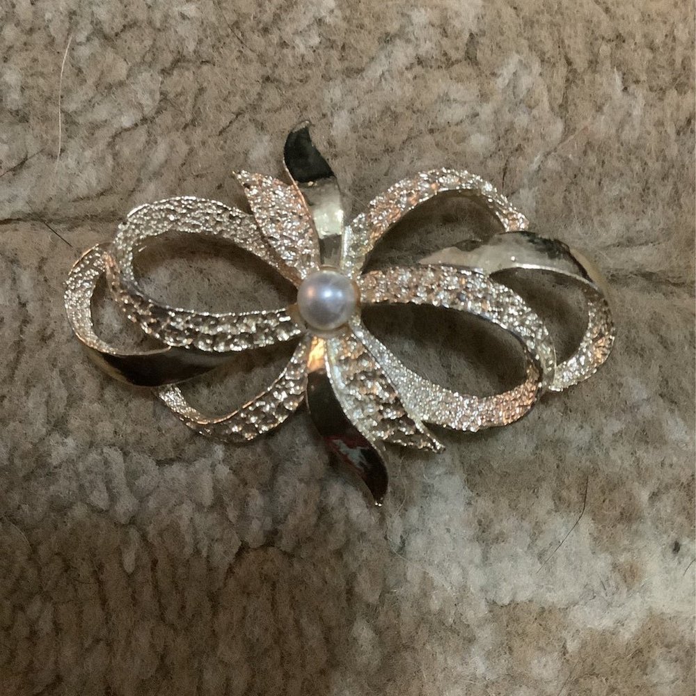 Vintage Signed Gerry's Jewelry Goldtone Brooch